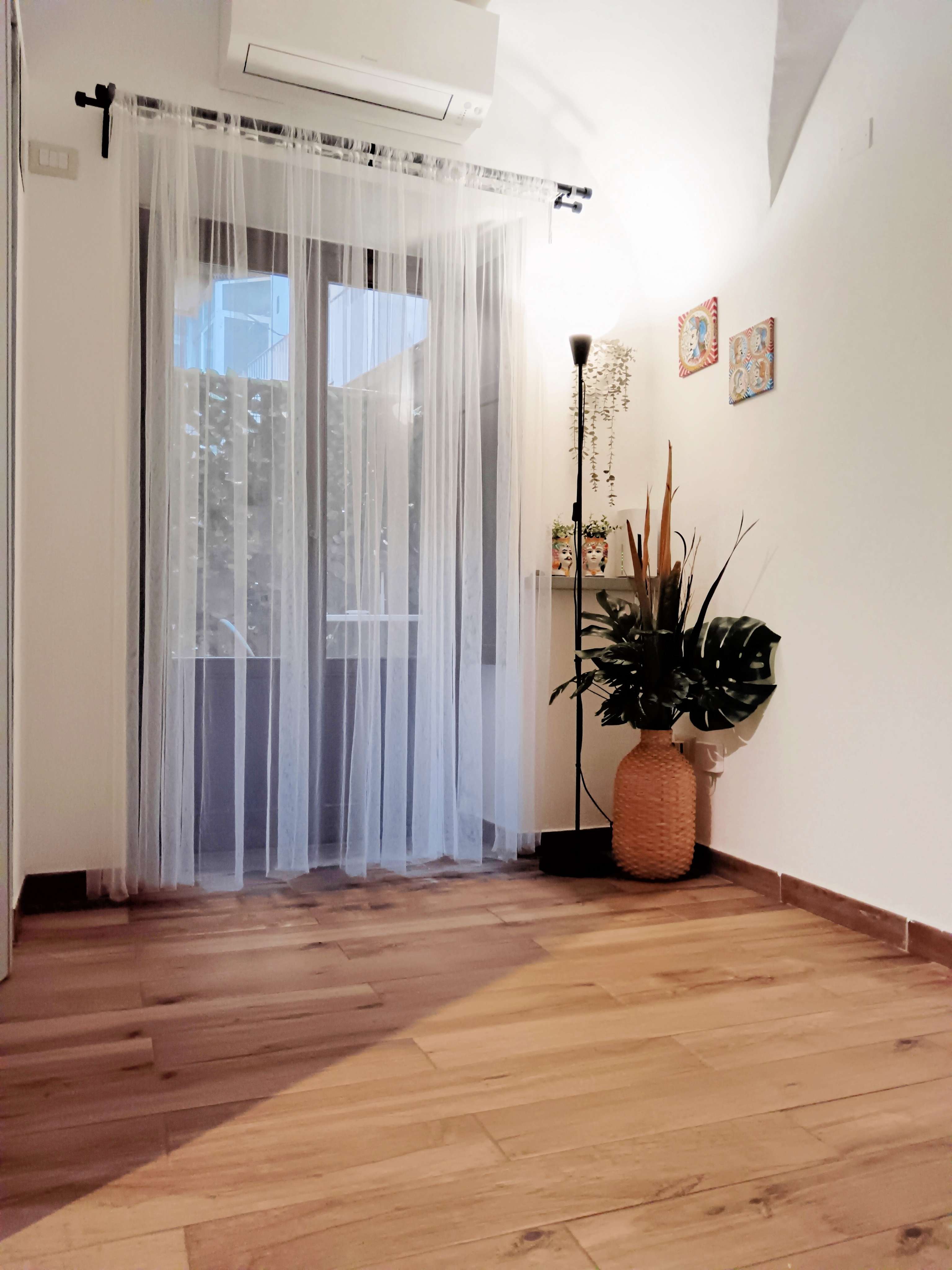 soggiorno luminoso casa vacanze Catania